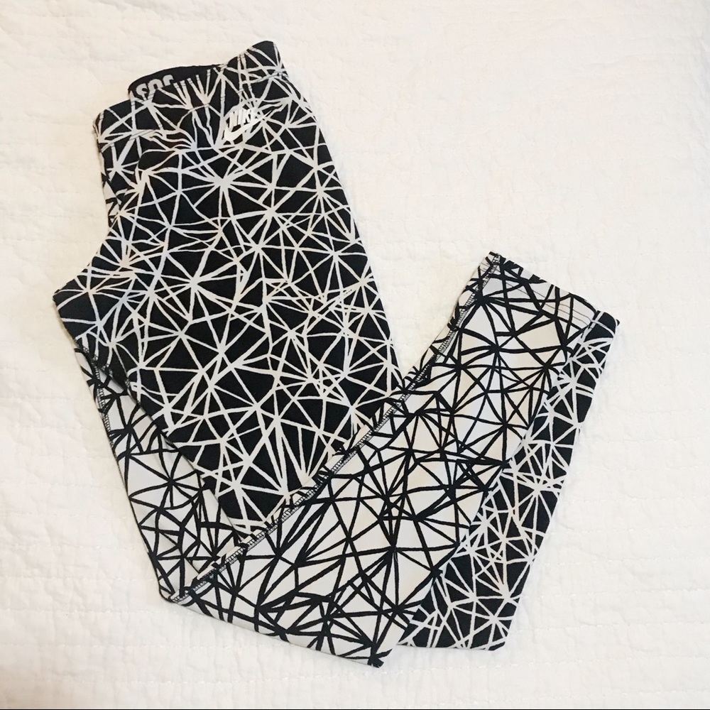 NIKE BLACK WHITE GEOMETRIC WORKOUT LEGGINGS